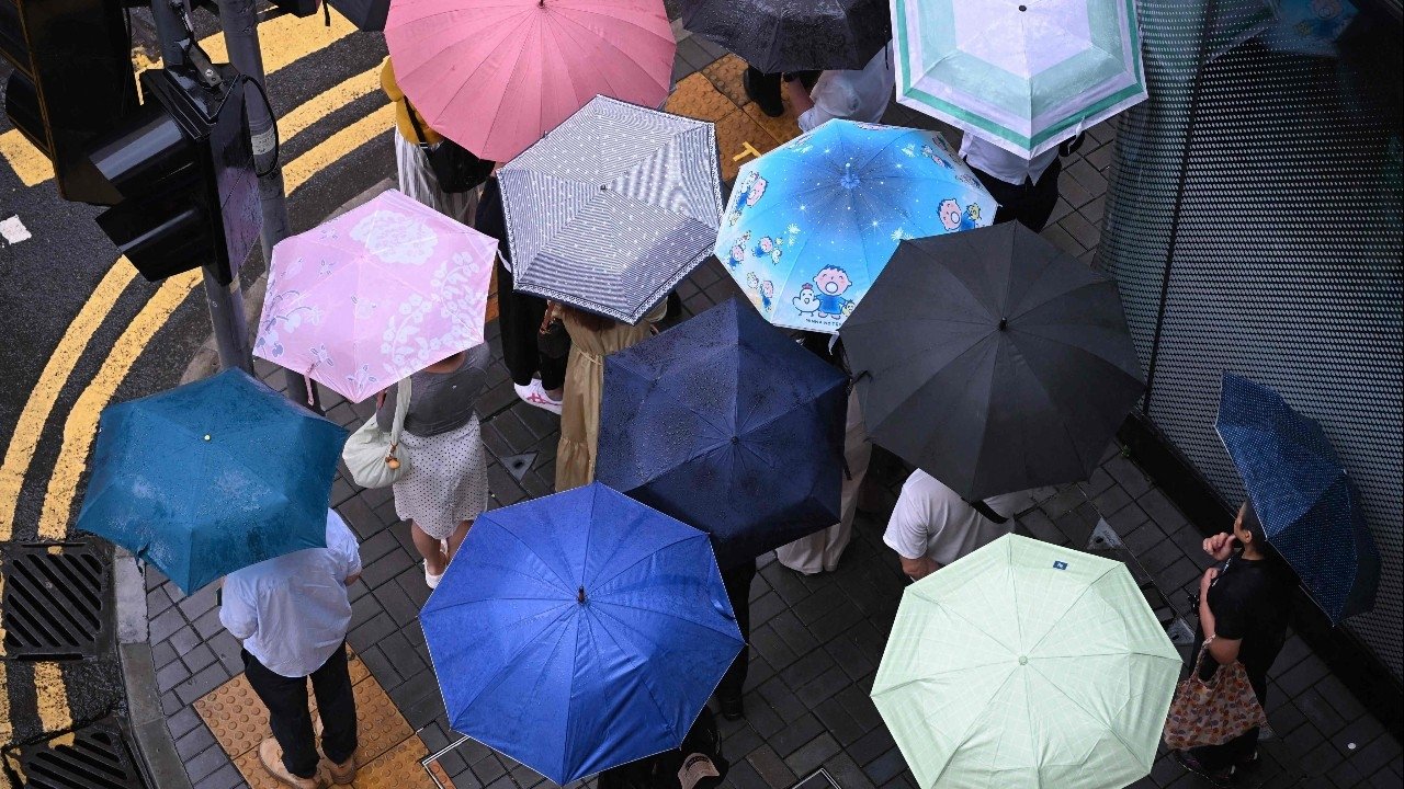 ฮ่องกงประกาศยกระดับเตือนภัยฝนตกหนักสูงสุด สั่งปิดโรงเรียนรับมือมรสุมถล่ม