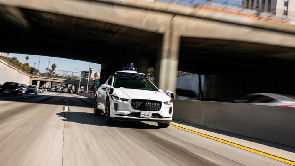 Waymo เรียกคืนรถแท็กซี่ไร้คนขับ 3,900 คัน เร่งอัปเดตซอฟต์แวร์หลังพบปัญหาขับเข้าพื้นที่ก่อสร้าง