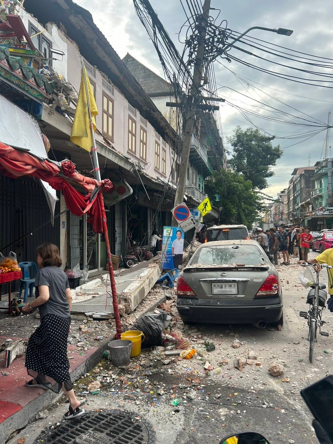 สลด! กันสาดตึกเก่า 100 ปี ย่านพระราม 4 ถล่มทับชายวัย 76 ปี ดับคาที่