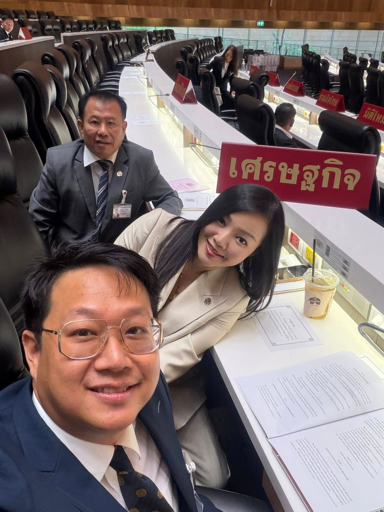 เจาะเส้นทางชีวิต คริส โปตระนันทน์ จากนักวิชาการสู่ประธานพรรคเศรษฐกิจ