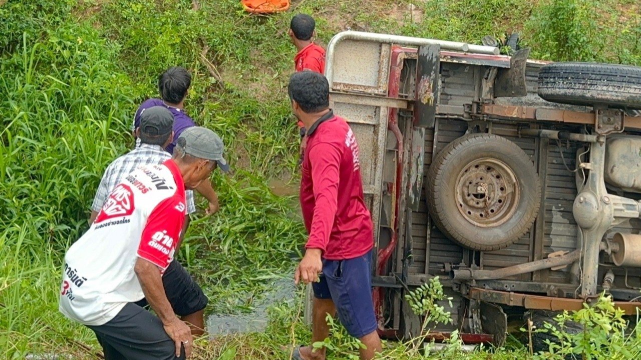 สลด รถสองแถวรับส่งผู้สูงอายุกลับจากงานศพเสียหลักพลิกคว่ำตกคูน้ำ ดับ 1 เจ็บ 18