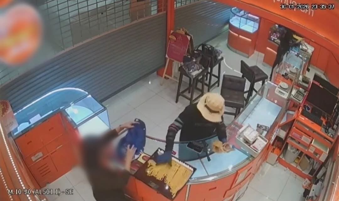 โจรบุกเดี่ยวควงปืนชิงทองห้างดังย่านสุขุมวิท 50 กวาดทรัพย์สินกว่า 149 บาท