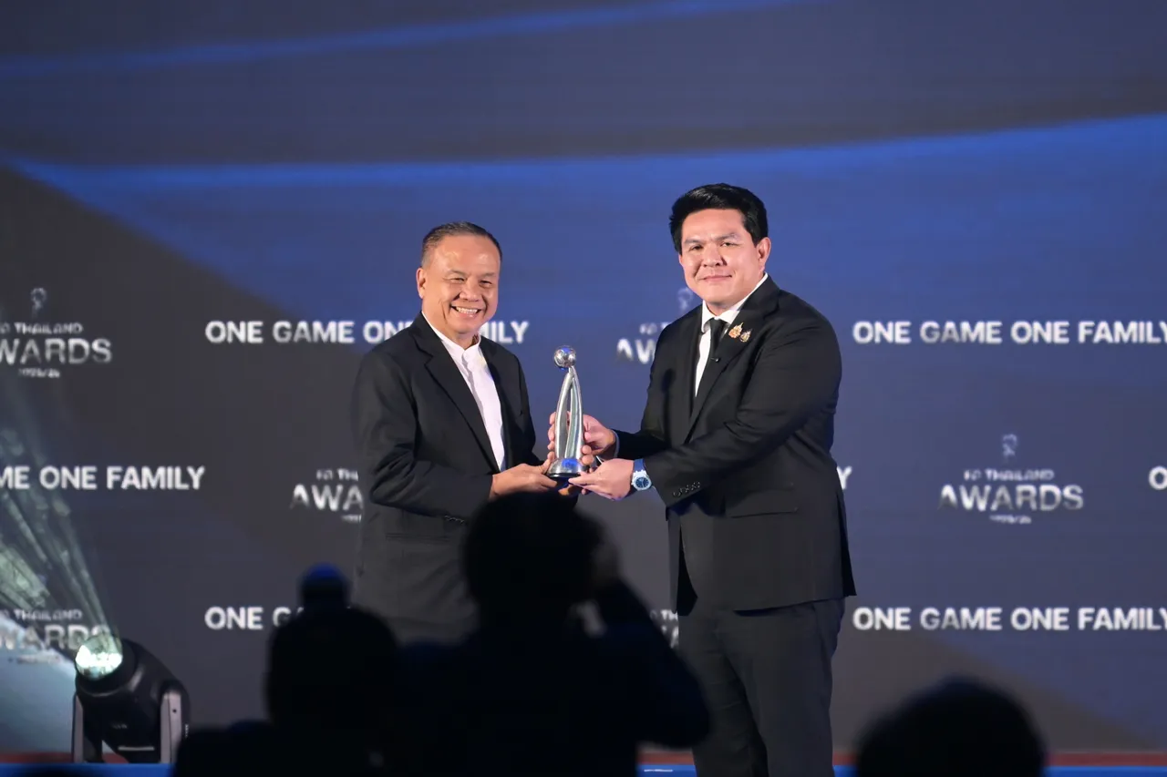 สุรศักดิ์-มาดามแป้ง มอบรางวัล FA Thailand Awards 2025/26 พร้อมลุยลีกเยาวชนทั่วประเทศ