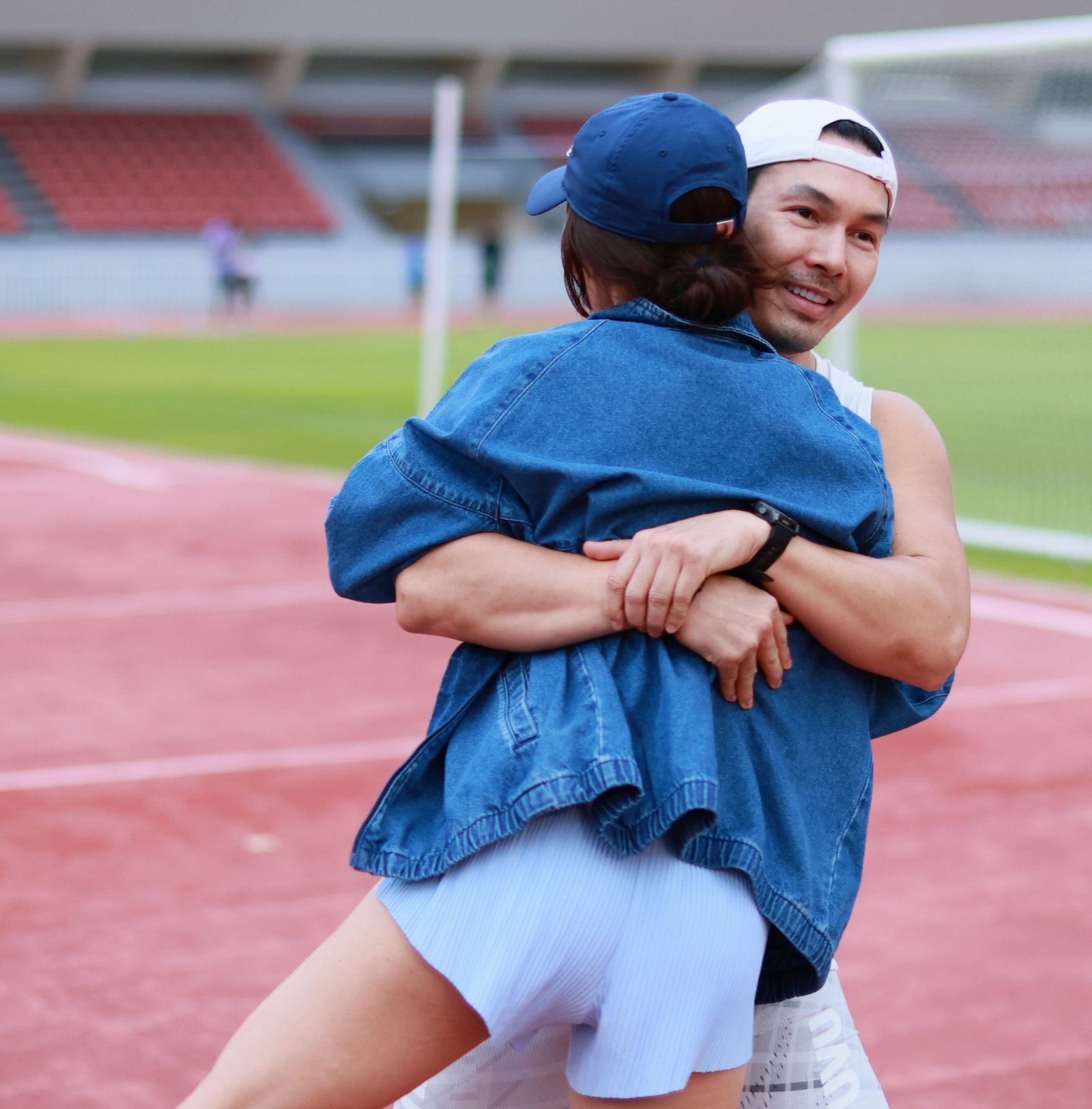 มิตรภาพในสนามกีฬา! อั้ม อธิชาติ บังเอิญเจอ แอน ทองประสม เผยข้อความสุดประทับใจ